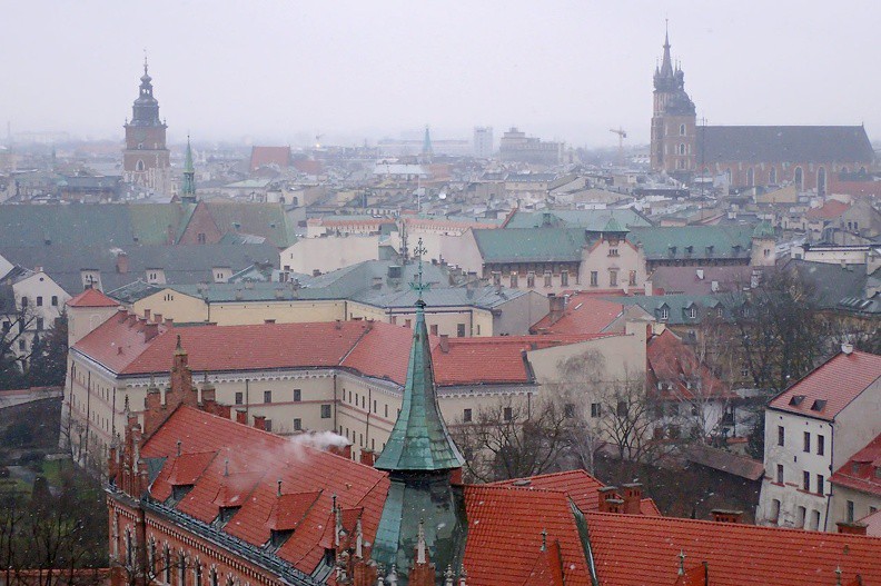 023-P1080157 -- Z morza dachów wystają wieża ratuszowa i regularna bryła Kościoła Mariackiego