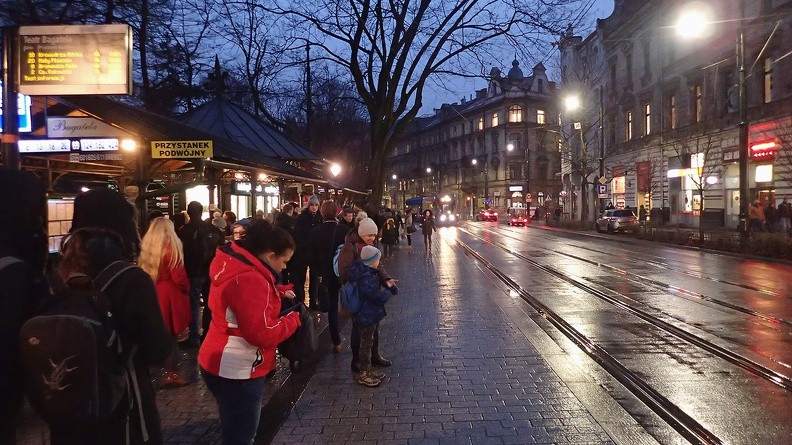 090-P1080374 -- Jeszcze chwila i wejdziemy na pokład tramwaju numer 18