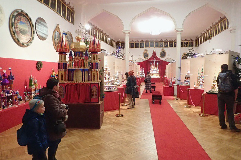120-P1080478 -- Celestat – wypełniona szopkami Sala Strzelecka.
(Gdyby ktoś się pytał, smoka wawelskiego też dziś widzieliśmy: <a href="https://vimeo.com/280492028" target="_blank">LINK</a>)