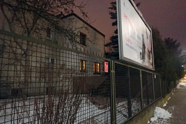 04-P1230609 -- Wygląd budynku zdaje się konweniować z estetyką, do jakiej przyzwyczaja nas rządząca od 2015 roku partia. Pośród mroźnej ciemności Sebastian skanduje: "Wolność! Równość! Demokracja!" Nieprzygotowane siły porządkowe nie interweniują. Liczymy, że kot usłyszał :-)