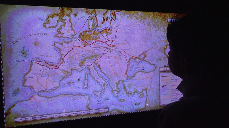 33-P3010127 -- Trasa turystyczna Podziemia Rynku, oddział Muzeum Historycznego Miasta Krakowa.
Na zdjęciu: aktywność kupców krakowskich "na szlakach handlowych średniowiecznej Europy"