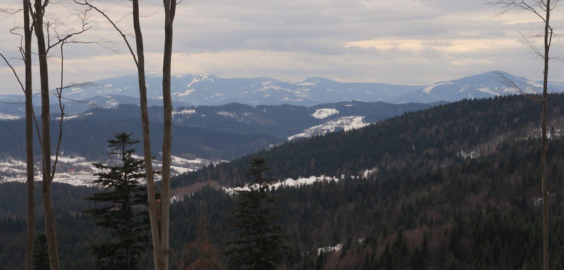 42-IMG 1463 -- ...odsłaniając Beskid Wysoki. Na południowym zachodzie, za wałem Czeretników, w chmurach niknie szczyt Pilska (z lewej), obok łagodniej wybrzuszają się Munczolik (Sypurzeń) i oddzielona Przełęczą Cudziechową Palenica (Szyproń). Po prawej stronie grzbietu z płaskawymi Trzema Kopcami całą sekwencję domyka masyw Romanki