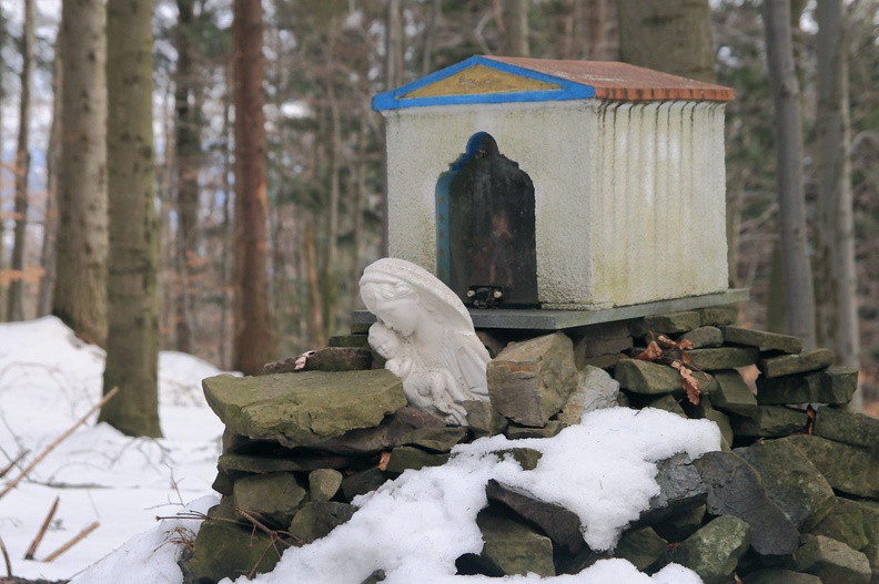 73-IMG 1544 -- Przed szczytem Czarnej Góry niespodzianka: interesująca kapliczka typu pustakowego