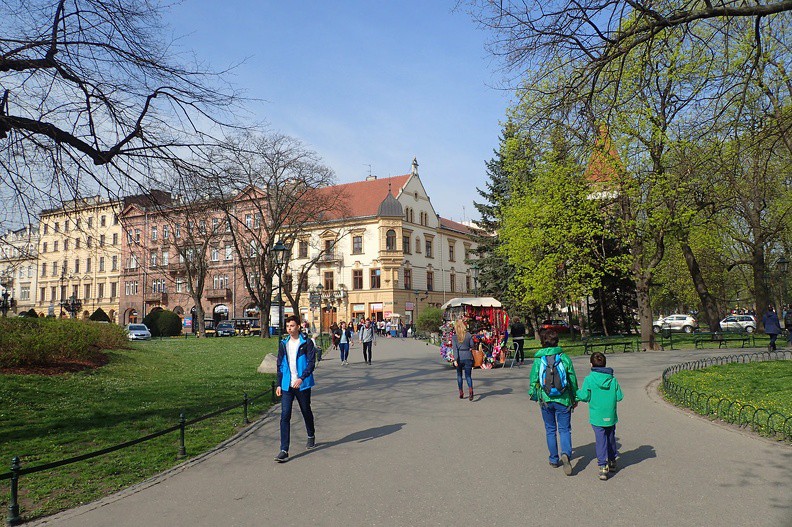 10-P4130033 -- Z przejścia podziemnego pod skrzyżowaniem wynurzamy się na Planty