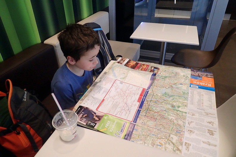 15-P4130049 -- Nasz stolik w McDonald'sie przy placu Dominikańskim – planujemy dalsze ruchy