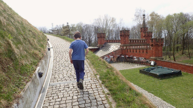 30-P4130086 -- Były różne sztuczne obiekty podziemne, teraz mamy sztuczny obiekt górski.
Z prawej strony wystaje dach kaplicy