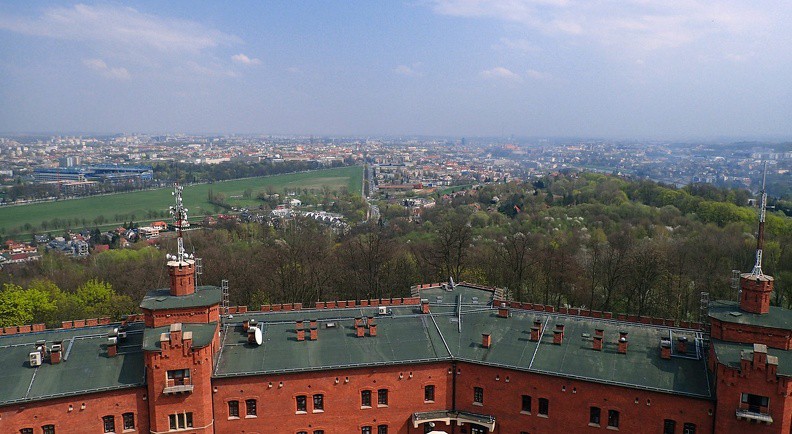 32-P4130097 -- Spoglądamy znad fortu ku wschodowi