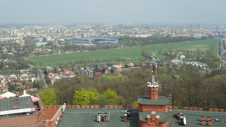 36-P4130106 -- Za Błoniami widzimy Stadion Miejski imienia Henryka Reymana – piłkarza Wisły Kraków, która jest gospodarzem obiektu