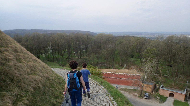 43-P4130130 -- Dodajmy, że od 1860 roku wisienką na tym kopcowym torcie jest tatrzański głaz pochodzący z Kuźnic,
a dokładnie z koryta potoku Bystra. Tymczasem my schodzimy, oglądając zachodnią część Pasma Sowińca