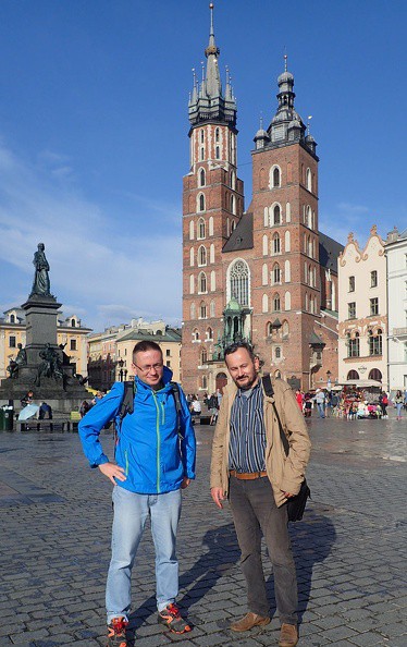 54-P4130166 -- Historyczne spotkanie po latach – z Michałem: obdarzonym przenikliwym spojrzeniem intelektualistą, wytrawnym tłumaczem (<a href="https://pl.wikipedia.org/wiki/Micha%C5%82_Filipczuk" target="_blank">LINK</a>)
i przede wszystkim zacnym człowiekiem. Właśnie odbyliśmy długą rozmowę w Nowej Prowincji. Lokal należy do rodziny Grzegorza Turnaua. Siadywali tam Czesław Miłosz, Adam Zagajewski czy Wisława Szymborska; my także, choć dotąd jeszcze nie w takim jak dziś, godnie dopełniającym tę listę składzie (złożonym z potencjalnych noblistów)