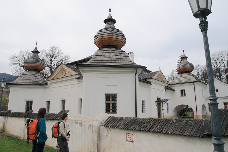 005-IMG 2234 -- My wysiedliśmy dopiero w położonej na Orawie miejscowości Vyšný Kubín. Tuż obok szosy uwagę zwraca tzw. <i>dolný kaštieľ</i>
(jeden z dwóch w okolicy). Jego renesansowa bryła pochodzi z połowy XVII wieku. Kryte gontem alkierze dodano w wieku XVIII,
gdy właściciel, Jozef Kubínyi starszy, awansował na orawskiego podżupana – budowla nabrała wówczas cech barokowych
