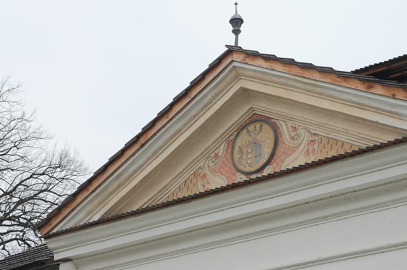 006-IMG 2236 -- Historia liptowskiego rodu Kubínyiovcov (Kubinów) sięga XIII wieku. W tympanonach dworu Jozef i jego małżonka Amália Františka
de Adda umieścili swe herby (na zdjęciu). Przebudowa XIX-wieczna miała charakter klasycystyczny. Początkiem minionego stulecia rodzina straciła kasztel, który stał się własnością spółdzielni. Pierwotni właściciele odzyskali go w roku 1989; jeszcze w 2006 wyglądał tak: <a href="http://www.korczyk.com.pl/sebastian/gallery_maestro/biezace_wyjscia/64/dscn0913.jpg" target="_blank">LINK</a>. Obecnie działa tu restauracja "Amalia"