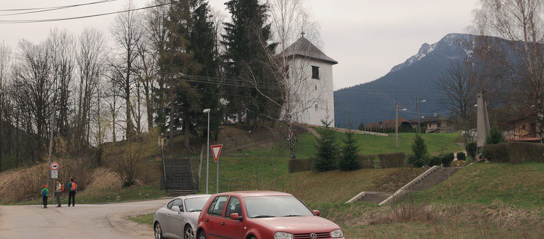 009-IMG 2241 -- Wieża pobliskiego, XV-wiecznego gotyckiego kościoła pod wezwaniem Świętej Trójcy
