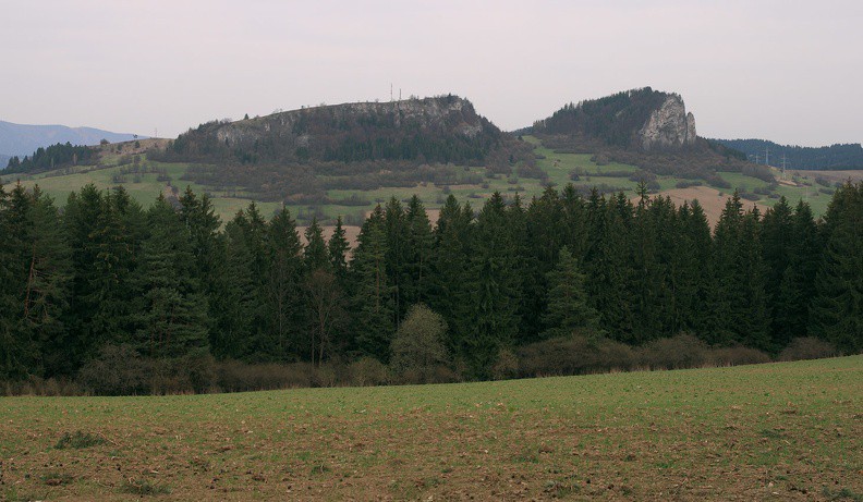 014-IMG 2250 -- Na północnym wschodzie wystają dwa wapienne "zęby". Szerszy, z nadajnikami, nosi nazwę Tupá skala (Tępa Skała). Po drugiej stronie przełęczy Chmelience sterczy ząb węższy – Ostrá skala, zwana również Sedliackou (Chłopską). Co ciekawe, okoliczna ludność
nie zawraca sobie głowy niuansami i na obie formacje mówi po prostu... "Skalka". Zalicza się je do Pogórza Orawskiego (Oravskej vrchoviny). Na Tępej Skale odkryto pozostałości grodziska z czasów kultury łużyckiej i ślady po osadzie kultury halsztackiej. Na Ostrej mieszkali przedstawiciele kultury puchowskiej; w znacznie późniejszych wiekach schronienia szukali tam Słowianie. Wapienny teren skrywa niewielkie obiekty jaskiniowe, przyciąga też wspinaczy