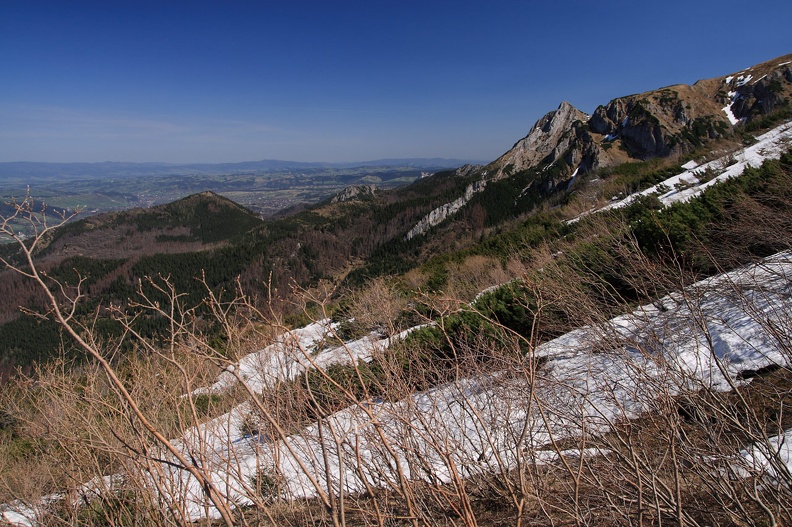 017-IMG 2573 -- Po wschodniej stronie zza kończącej Czerwony Grzbiet Zagonnej Turni wystaje Giewont