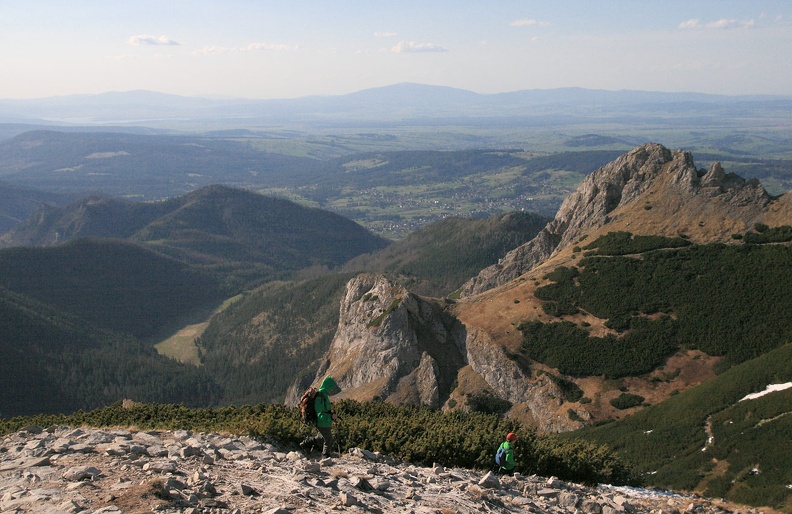 083-IMG 2736 -- Siodłowa Turnia i Mały Giewont.
Po lewej, w głębi: Wielka Polana Małołącka oraz lasy Hrubego Regla