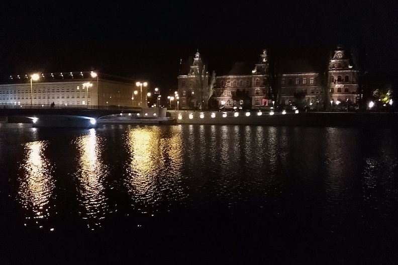 33a-IMG 20180424 220841 -- Odra z Mostem Pokoju. W gmachu po lewej mieści się Dolnośląski Urząd Wojewódzki,
w tym po prawej – Muzeum Narodowe...
[Fot. z telefonu]