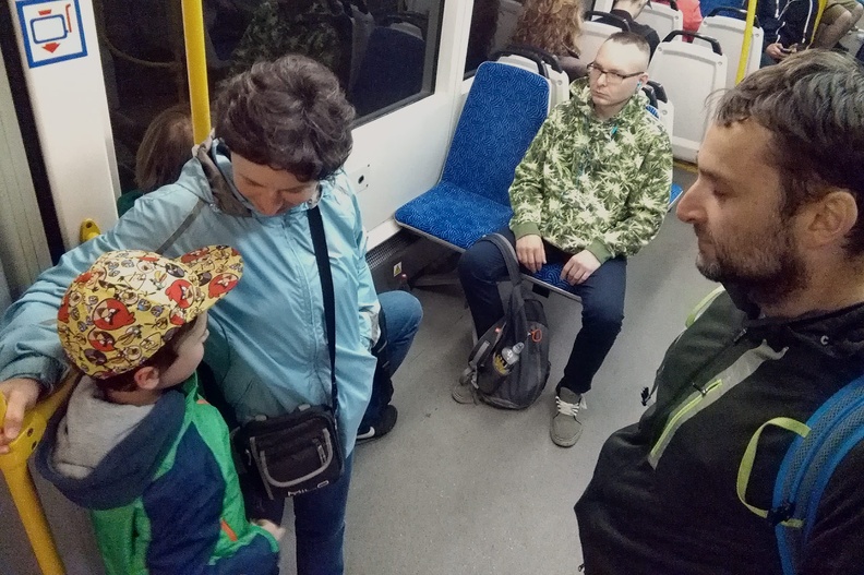 41-IMG 20180424 222631 -- Minąwszy Zatokę Gondoli, obejrzeliśmy jeszcze amfiteatr i "schody wodne". Na przystanku Hala Targowa przy ulicy Piaskowej wsiedliśmy
do tramwaju – usatysfakcjonowany Mikołaj wzbogaca swą kolekcję o przejażdżkę pojazdem szynowym po kolejnym dużym mieście
[Fot. z telefonu]