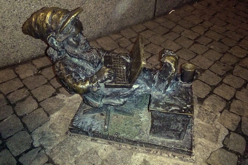 43-IMG 20180424 223405 -- ...przed Starbucksem usadowił się z laptopem Capgeminiusz Programista
[Fot. z telefonu]