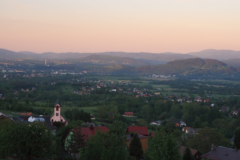 59-IMG 3017 -- Patronką różowego kościoła w Ostrem jest Matka Boża Różańcowa. Delikatny całun wieczornego światła
powlókł Łyskę w Pasemku Pewelsko-Ślemieńskim; od tła wyraźnie odcina się (bardziej na prawo) Grojec