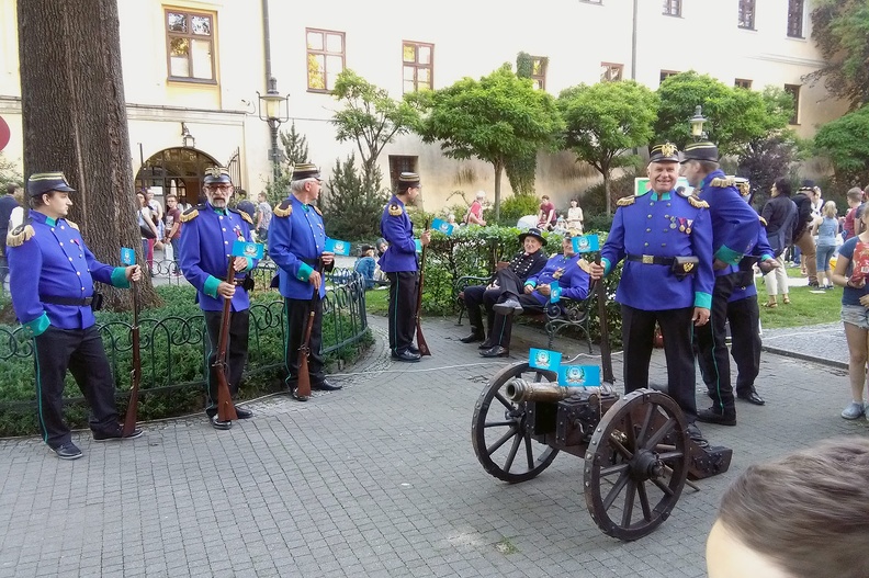 08-IMG 184536 -- Park Pokoju. Z powierzchni jeszcze raz nawiązujemy kontakt, tym razem tylko głosowy, z Jerzym G.
– przez otwór wentylacyjny. Obok zgromadzili się przedstawiciele Cieszyńskiego Bractwa Kurkowego
[Fot. z telefonu]