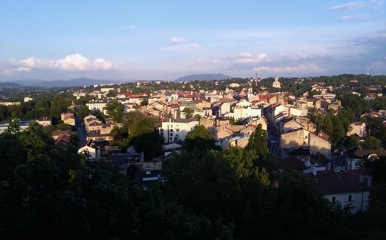 17-IMG 193910 -- Ładny ten Cieszyn, jego otoczenie również... Na wschodzie trapezowaty grzbiet Małej Czantorii obniża się do doliny Wisły. Ulica Jana Michejdy (lewa strona kadru) wskazuje odcinek horyzontu zajęty przez masyw Równicy z Lipowskim Groniem (wyższy) i Żarem (oba pół planu bliżej niż Równica, przesunięte na lewo). Olbrzymi, rozmyty kontur w głębi to Klimczok stapiający się z Trzema Kopcami i Stołowem, zaś nad niską, ciemną górą Chełm (zaraz przy lewej krawędzi kadru) można dostrzec widmo naszej poczciwej Szyndzielni. Powiększenie fotki: <a href="http://www.dziennikgorski.type.pl/zdjecia/pojedyncze/IMG_193910.jpg" target="_blank">LINK</a>
[Fot. z telefonu]