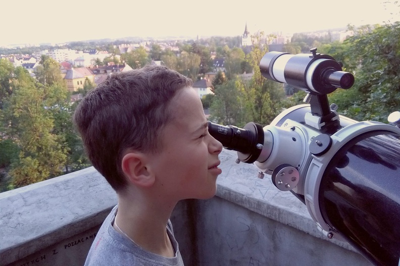 18-IMG 195724 -- Po zejściu z Wieży Piastowskiej zajrzeliśmy także na pozostałości Wieży Ostatecznej Obrony. To zdjęcie wykonano już na południowym występie zamkowych murów obronnych, na widokowym tarasie ponad Olzą. Stąd mamy okazję poczynić jeszcze dalsze obserwacje,
przy użyciu niesłychanie specjalistycznych instrumentów! Na zdjęciu: Mikołaj przygląda się budynkowi wieńczącemu... szczyt Lysé hory
[Fot. z telefonu]