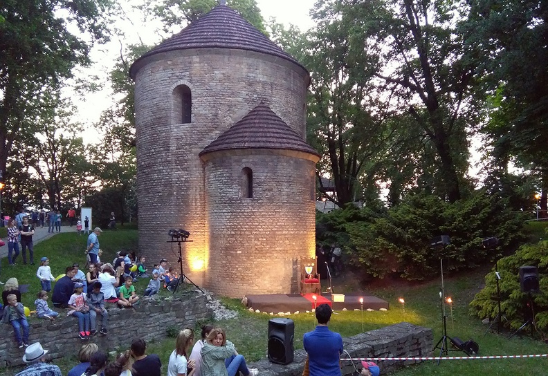 24-IMG 202634 -- ...na Wzgórze Zamkowe, pod rotundę świętego Mikołaja,
gdzie niebawem rozpocznie się historyczne widowisko plenerowe
[Fot. z telefonu]