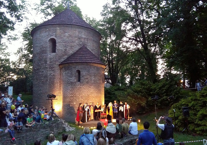 25-IMG 203554 -- Nienadęta, dowcipna "inscenizacja intronizacji księcia Przemysława I Noszaka w 660. rocznicę wydarzenia", wyreżyserowana przez Bogusława Słupczyńskiego – artysty, który założył oraz przez długi czas prowadził alternatywny teatr CST. Z żywiołową twórczością tego reżysera mieliśmy okazję zetknąć się już w 2008 (<a href="http://www.olszowka.most.org.pl/karnawal.htm" target="_blank">LINK</a>; wodzirejem był właśnie Słupczyński) i 2009 roku, przy okazji Karpackiego Karnawału organizowanego przez Stowarzyszenie "Olszówka"
[Fot. z telefonu]