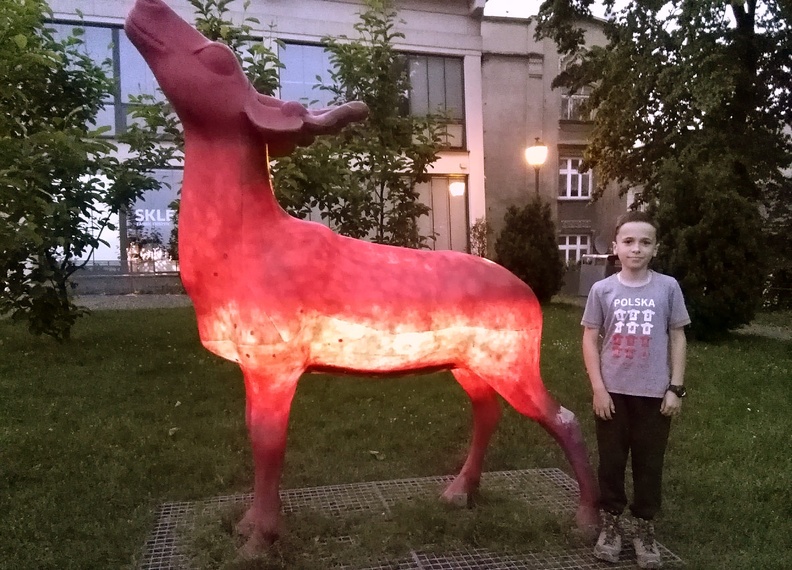 27-IMG 205547 -- Przed oranżerią nowego Zamku Cieszyn: <i>Cervus elaphus plasticus</i>, czyli "Miejski projekt rozweselający"
– dzieło Hanny Kokczyńskiej i Luizy Marklowskiej z Wydziału Wzornictwa warszawskiej Akademii Sztuk Pięknych
[Fot. z telefonu]