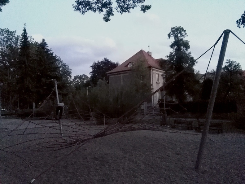 31-IMG 210305 -- <i>Česká pavučina</i> (czeska pajęczyna). Za moment Mikołaj pokręci się też na dziwnej, pochyłej karuzeli
[Fot. z telefonu]