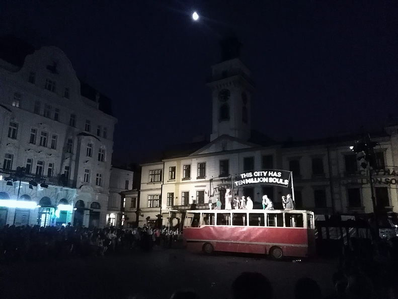 36-IMG 213356 -- Jest już zupełnie ciemno, kiedy meldujemy się na Rynku, przed ratuszem
[Fot. z telefonu]