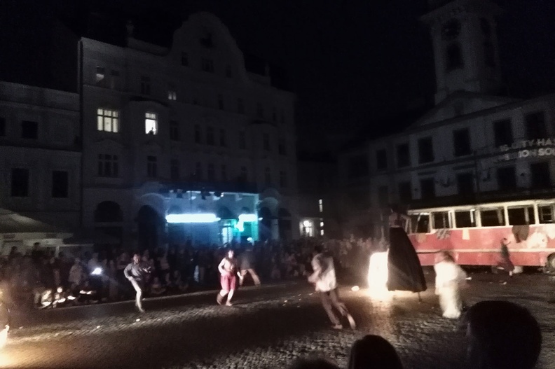 38-IMG 214447 -- Poznański Teatr Biuro Podróży wystawia sztukę pod tytułem <i>Cisza w Troi</i>,
w reżyserii Pawła Szkotaka
[Fot. z telefonu]