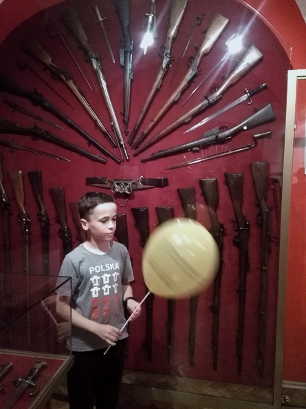 49-IMG 221657 -- Odbyliśmy pogawędkę z Gabrielem – koordynującym akcję udostępniania pobliskich podziemi. Ruszamy na nocne zwiedzanie Muzeum Śląska Cieszyńskiego. Naszą uwagę skupia zwłaszcza część ekspozycji najściślej związana z księdzem Leopoldem Janem Szersznikiem,
zaś powyższa fotografia przedstawia kolekcję zabytkowej broni palnej
[Fot. z telefonu]