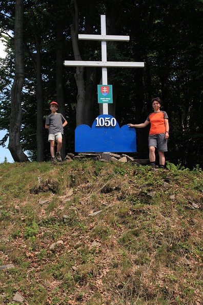 010-IMG 4055 -- Obok: <i>dvojkríž</i> zatknięty na wysokości prawie 1050 m n.p.m.