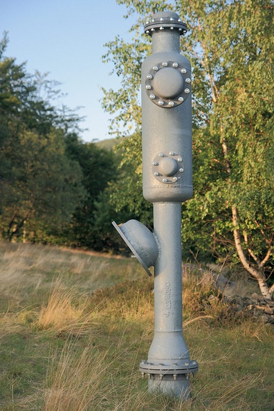 066-IMG 4228 -- Uszliśmy ledwie kilka kroków, nie opuściliśmy jeszcze grzbietu,
a tu nagle, w środku dzikich gór, obok ścieżki materializuje się coś takiego!