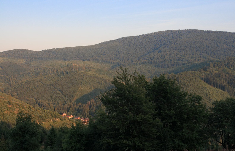 083-IMG 4254 -- Wielka Racza i jej opadający do Obłazu (w lewo) grzbiet.
W dole: budynki osiedla Tichá, położonego na samym końcu doliny Oščadnicy