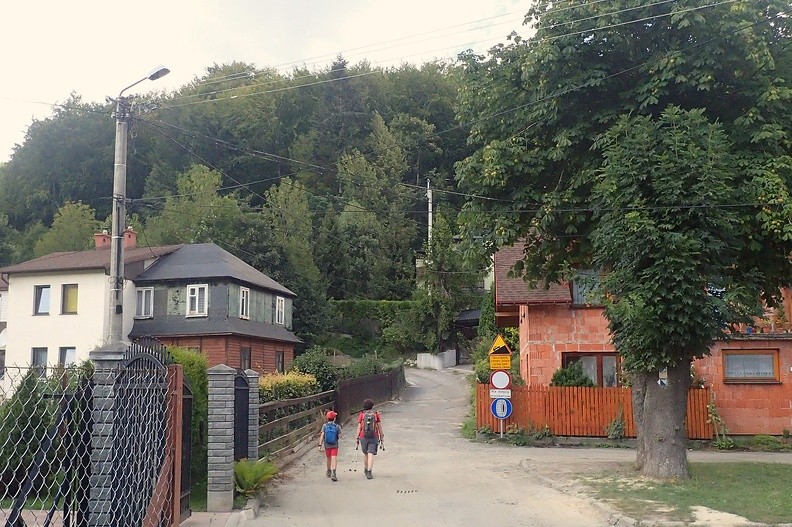06-P8160093 -- Parę kroków dalej skręcamy w prawo, w ulicę – jakżeby inaczej – Turystyczną.
Znak zapowiada stromiznę!