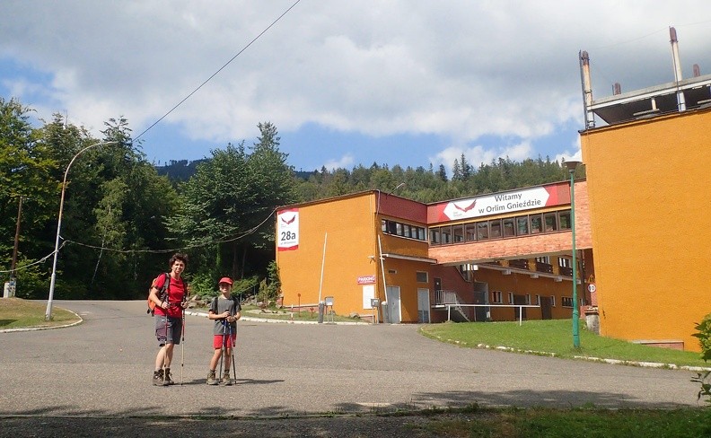 09-P8160098 -- Kultowy hotel Orle Gniazdo. Ulica Turystyczna łączy się tu z niebieskim szlakiem