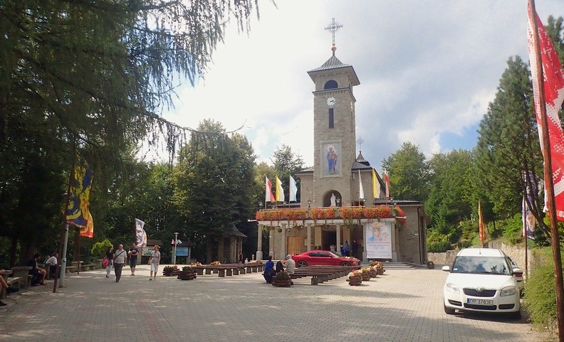10-P8160102 -- Sanktuarium Matki Bożej Królowej Polski, Wspomożycielki i Królowej Beskidów ("na Górce") – akurat trwa w nim ślub.
Przed kościołem siedzi z mamą jakiś mały chłopiec, który bierze do rąk kijki Ines, a potem nie chce ich oddać