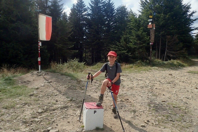 14-P8160112 -- Trasa naszej wędrówki wiodła przez położone coraz wyżej osiedla, później przez las. Z przełęczy Kowiorek
Mikołaj i Sebastian urządzili sobie krótki, testowy "podbieg" na (widoczny tu) szczyt Klimczoka, 1117 m n.p.m.