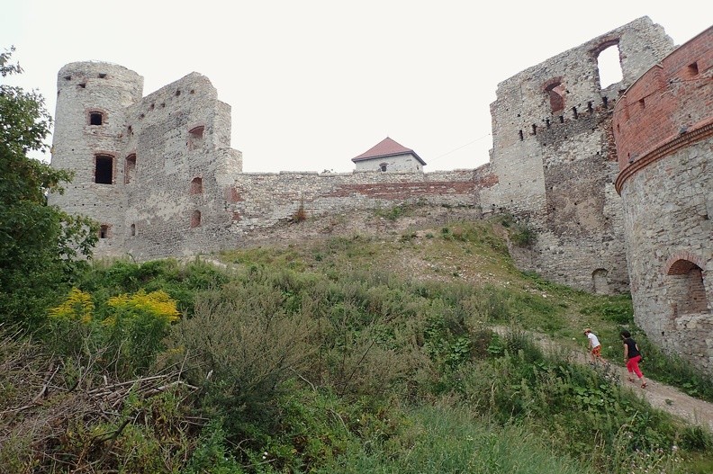 14-P8240039 -- Jednak nie tak łatwo nas zniechęcić, postanawiamy starannie zbadać obwód murów.
Kilka słów o warowni: <a href="http://www.dziennikgorski.type.pl/zdjecia/picture.php?/2663/category/128" target="_blank">LINK</a>