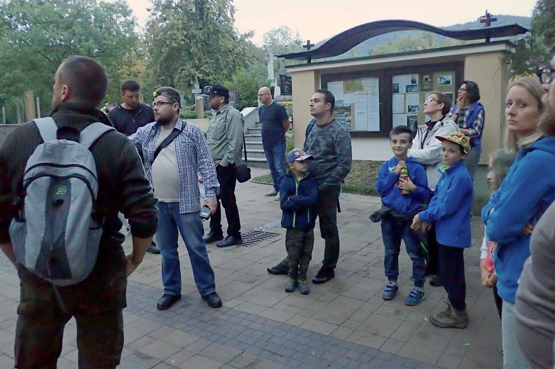 02-P8250072 -- Świat nietoperzy przybliża nam koordynujący dzisiejsze działania Marcin Warchałowski, <a href="https://encyklopedia.pwn.pl/haslo/teriologia;3986608.html" target="_blank">teriolog</a> (związany z Uniwersytetem Zielonogórskim
i <a href="https://pl-pl.facebook.com/pages/category/Organization/Stowarzyszenie-Dziewi%C4%99%C4%87si%C5%82-381733332004258/" target="_blank">Stowarzyszeniem Dziewięćsił</a>); pomaga mu jego kolega, entomolog. Zebrało się około kilkunastu osób, między innymi wybitny historyk, pan Jacek. Ściemnia się, a my zadzieramy głowy i obserwujemy kolejne opuszczające kościelną wieżę nietoperze