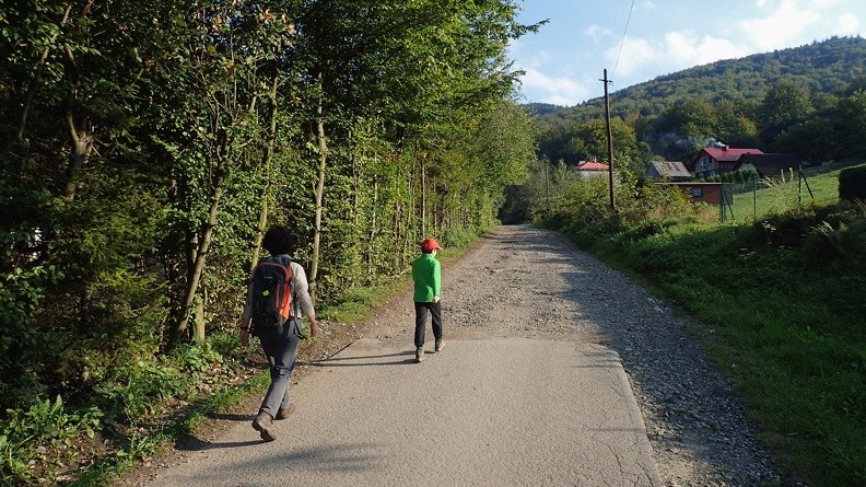 03-P8270104 -- Przed nami otwiera się dolina Jasionki