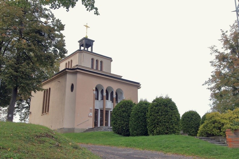12-IMG 0626 -- Wzniesiona w 1934 roku, modernistyczna kaplica pod wezwaniem świętego Jana Sarkandra