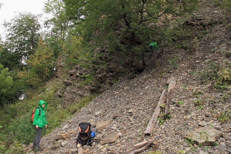 15-IMG 4815 -- Wiodła w głąb skalnego wąwozu, który "wycięto" w zachodnim ramieniu Jasieniowej
i który znany jest też pod lokalną nazwą Ajsznyt