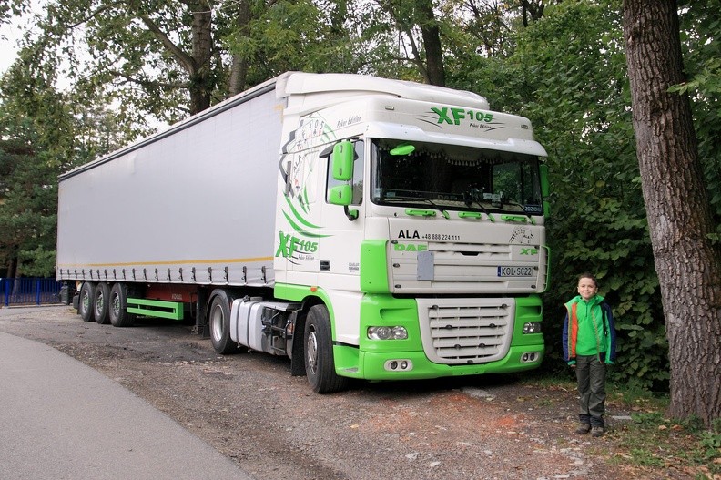 30-IMG 4856 -- Zeszliśmy do głównej cisownickiej arterii komunikacyjnej, która wije się wzdłuż potoku Radoń.
Niespodzianka: piękny ciągnik siodłowy DAF XF 105, na dodatek z imieniem Ala na szoferce