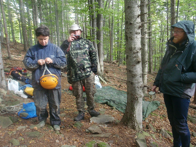 14-PA070752 -- W pewnym momencie Mikołaj wypatrzył skupionych nad ogniskiem traperów: okazuje się, że są to Rafał (po prawej)
i Jezio z (niewidocznym tu) Matim. W masywie Ostrego działają od wczoraj, wcześniej przy specjalistycznym wsparciu Jarosława