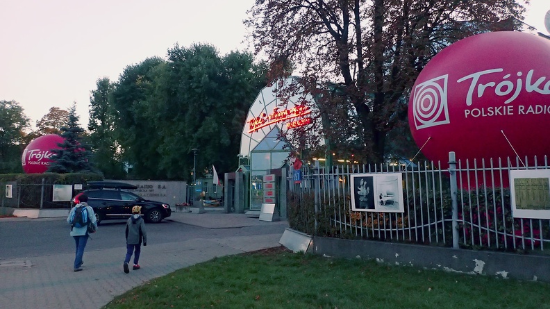 24-PA090136 -- Ulicą Górnośląską poszliśmy na Skarpę Warszawską, do kameralnego Parku Tadeusza Mazowieckiego. Przysiedliśmy na ławeczce,
by coś przekąsić, obserwując kątem oka oryginalny budynek Ambasady Niemiec. Zlokalizowana niżej ulica Myśliwiecka biegnie pod wiaduktem (z aleją Armii Ludowej; po naszej ostatniej tu wizycie aleja zmieniła się na chwilę w ulicę Lecha Kaczyńskiego – <a href="http://www.dziennikgorski.type.pl/zdjecia/picture.php?/2267/category/116" target="_blank">LINK</a>), za którym czeka zakątek przypominający posępny, zdewastowany lunapark. Trudno powiedzieć dlaczego to miejsce znowu nas przyciągnęło