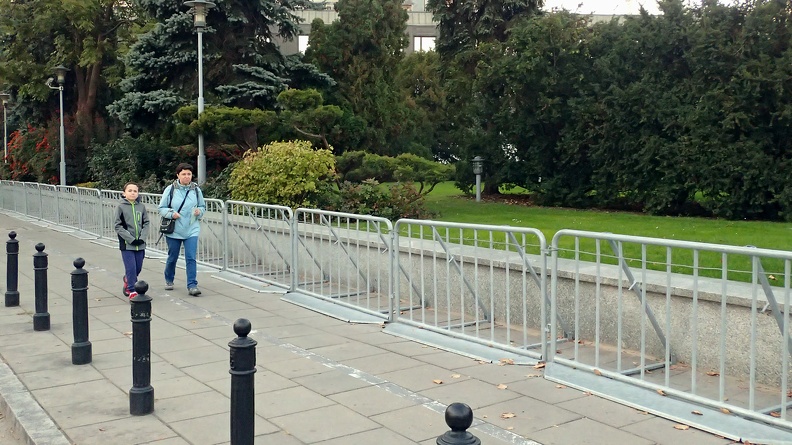 17-PA090130 -- A gdzież to ustawiono takie porządne barierki?